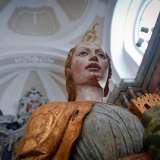 Il martirio della giovane � evidente osservando il seno destro, dove � presente una fessura nella quale doveva un tempo essere confitto il pugnale in bronzo che le diede la morte